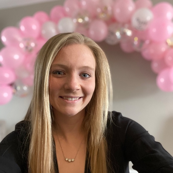 Meet your Posher, Jessica - Picture 1 of 2